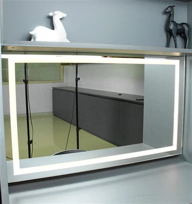 Automatisch anhebbarer Kosmetikspiegel