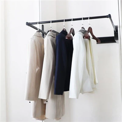 Angehobene Kleiderstange